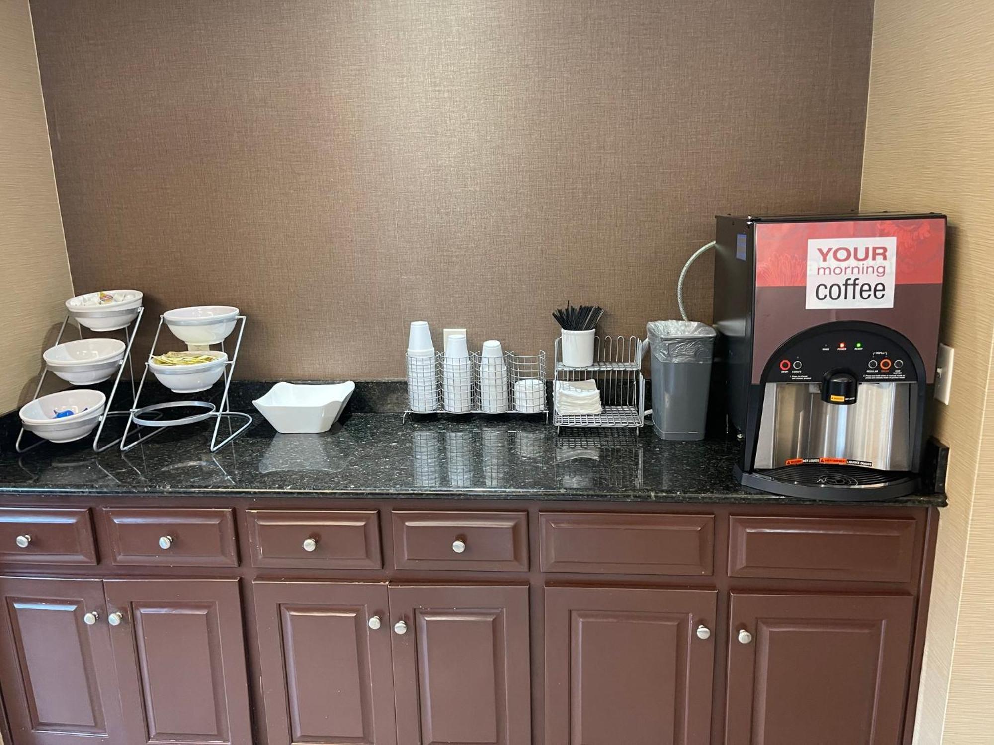 Red Roof Inn Newport News - Йорктаун Экстерьер фото